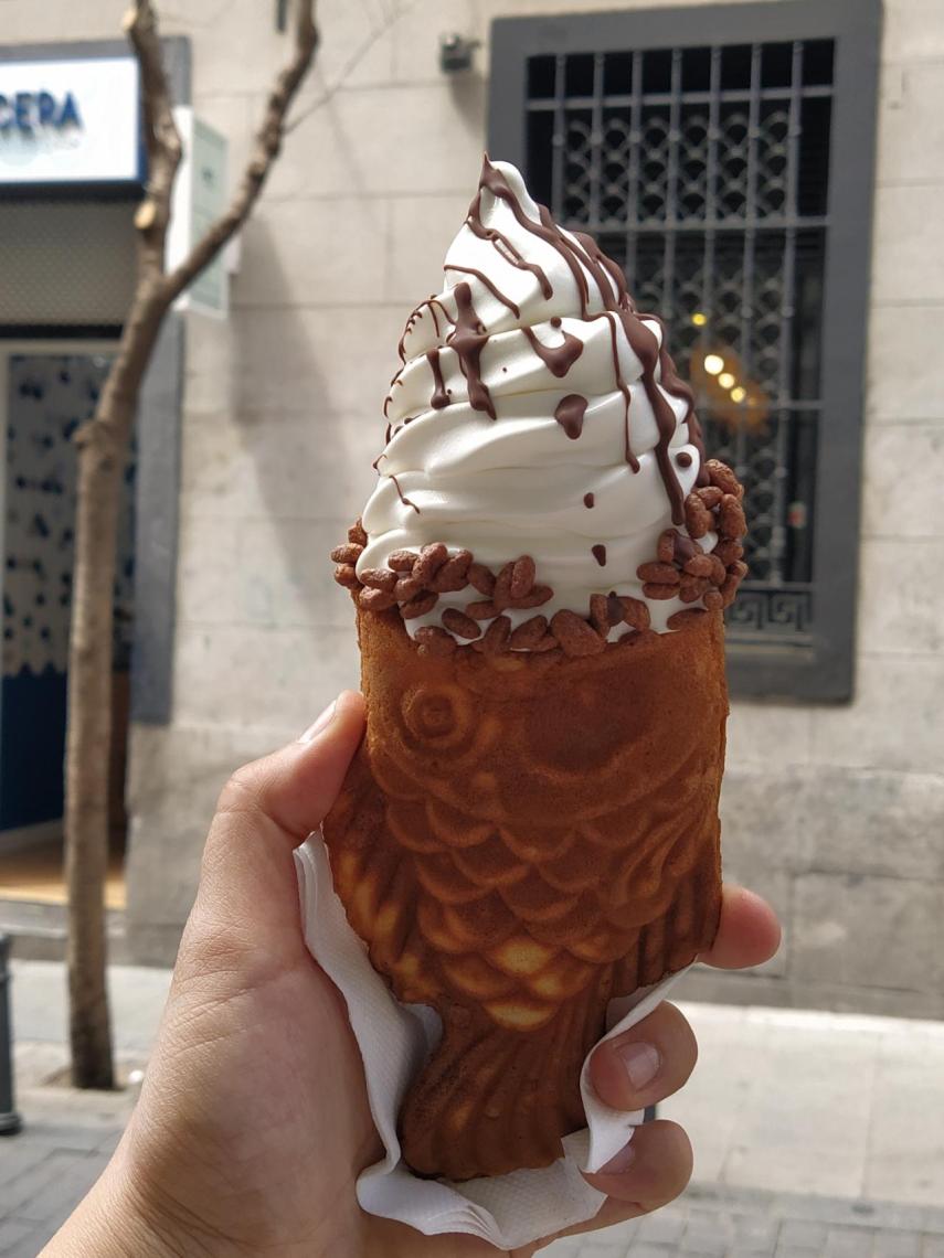 El helado de yogur griego de La Pecera, cuyo cono tiene forma de pez.
