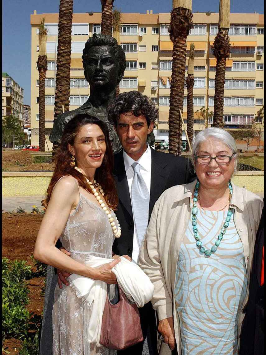 Ángela y Micky Molina junto a su madre, Ángela Tejedor, en una imagen de archivo.