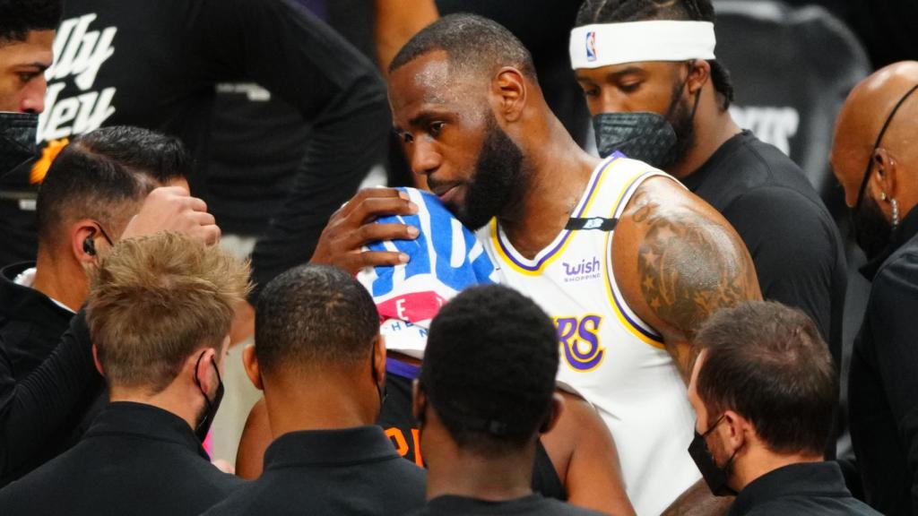 LeBron James durante un partido contra los Phoenix Suns en los playoffs de la NBA 2021