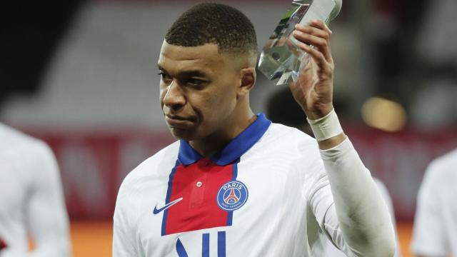 Mbappé recibe el premio a mejor jugador de la Ligue-1