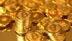 Monedas físicas con el símbolo del bitcoin.