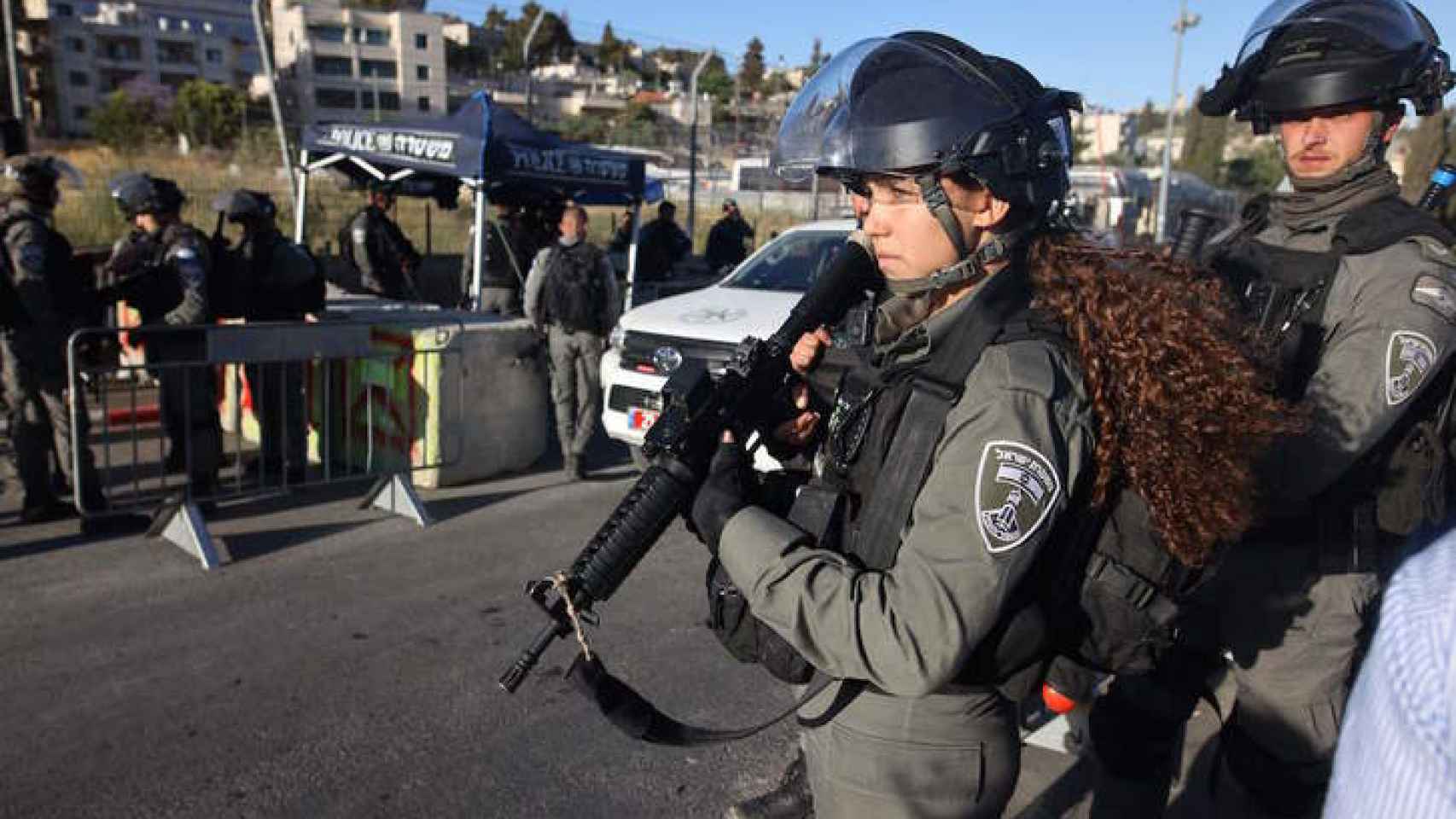 Policías israelíes controlan el paso de palestinos al barrio de Sheikh Jarrah de Jerusalén. AFP