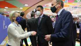 Pedro Sánchez saluda a Ursula von der Leyen y al primer ministro irlandés durante la cumbre de este lunes
