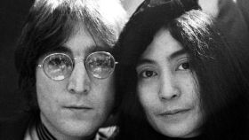 John Lennon y Yoko Ono.
