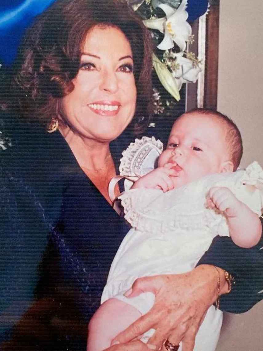 Ana compartió una bella fotografía de su madre sosteniendo en brazos a su hijo, Álex,