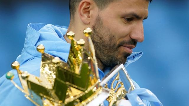 Kun Agüero con el título de la Premier League