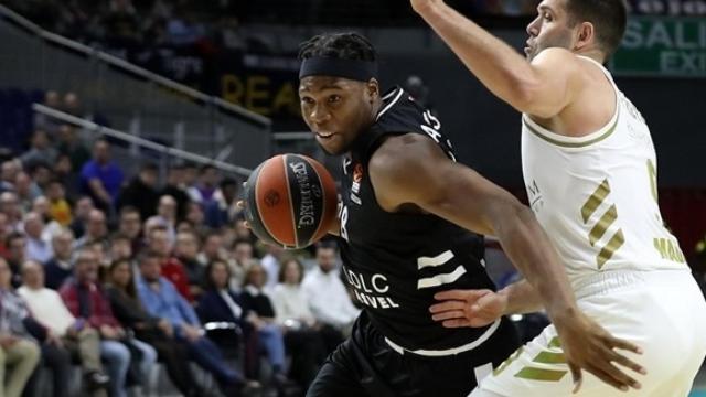 Yabusele atacando ante Felipe Reyes