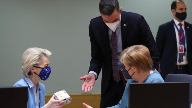 Pedro Sánchez le ha regalado este martes a Ursula von der Leyen unos patucos para su primer nieto