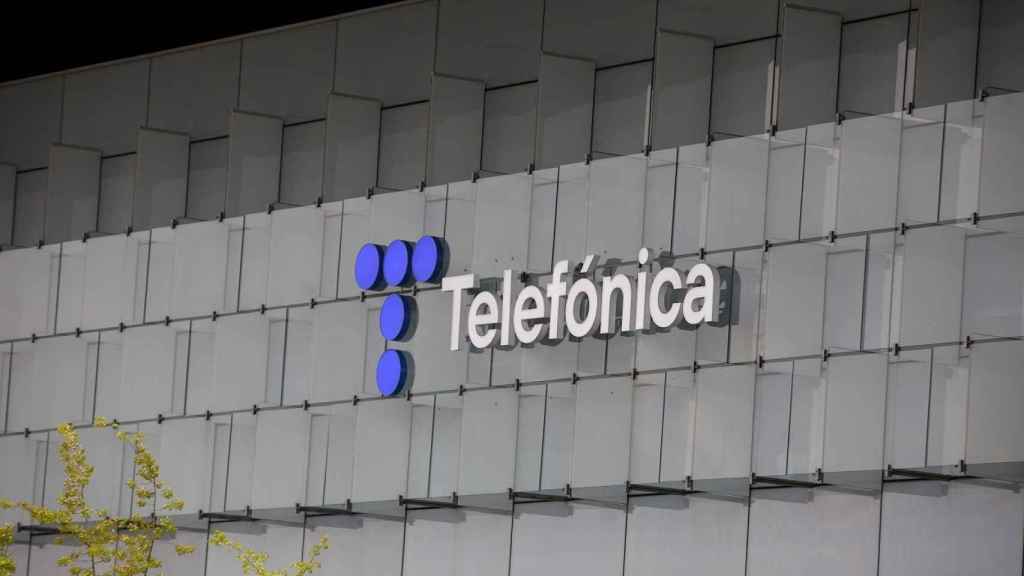 El nuevo logotipo de Telefónica en uno de los edificios de su sede en Madrid.