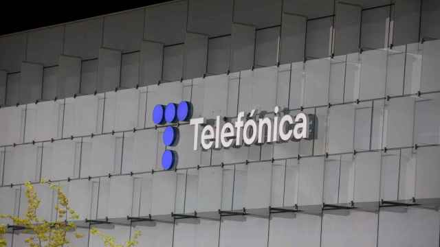 El nuevo logotipo de Telefónica en uno de los edificios de su sede en Madrid.