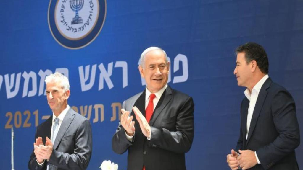 David Barnea (i), junto al primer ministro, Benjamin Netanyahu (d) en un acto con agentes del Mossad.