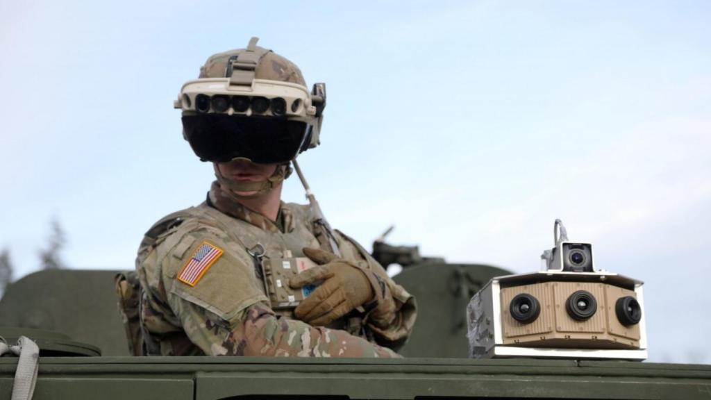 Soldado con gafas de realidad aumentada.