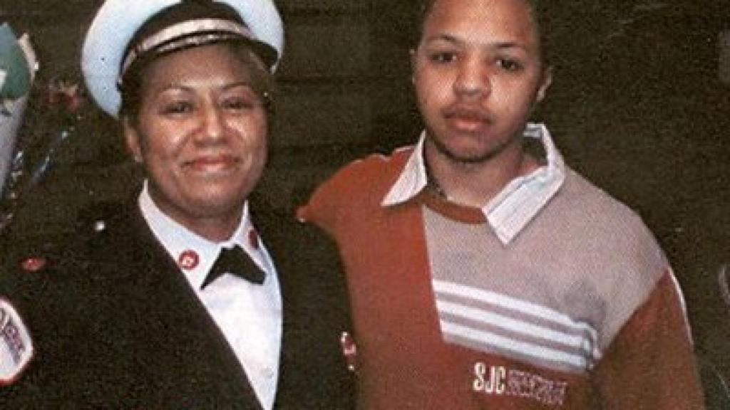 Annette Nance-Holt junto a su hijo
