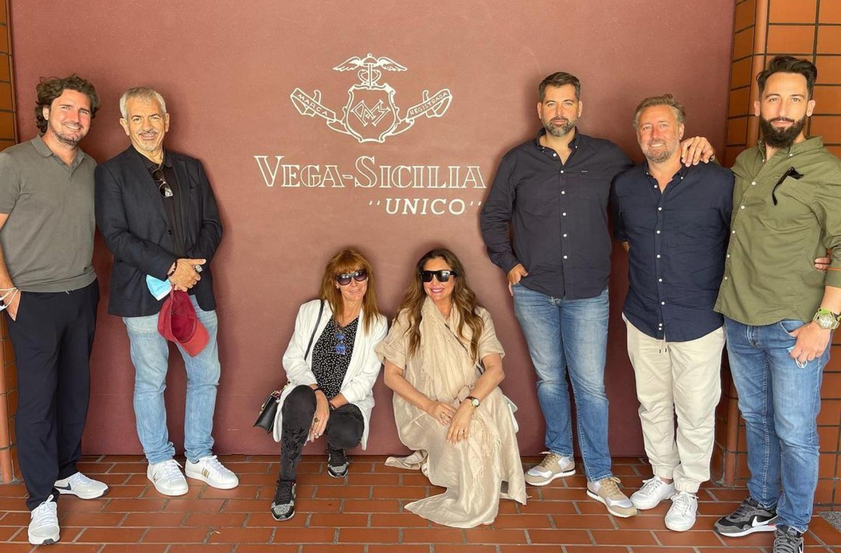 El presentador y la productora estuvieron en las bodegas de Vega Sicilia junto a María Bravo y su pareja, entre otros.