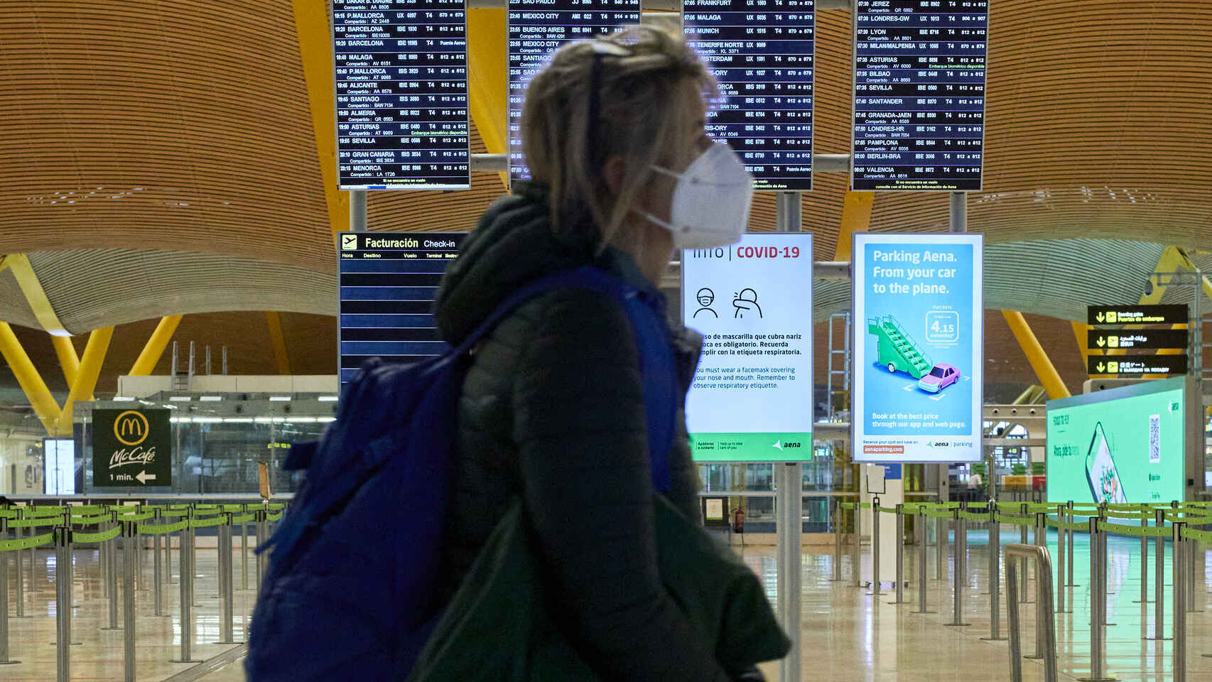 Una mujer en la T4 del aeropuerto de Adolfo Suárez Madrid-Barajas.
