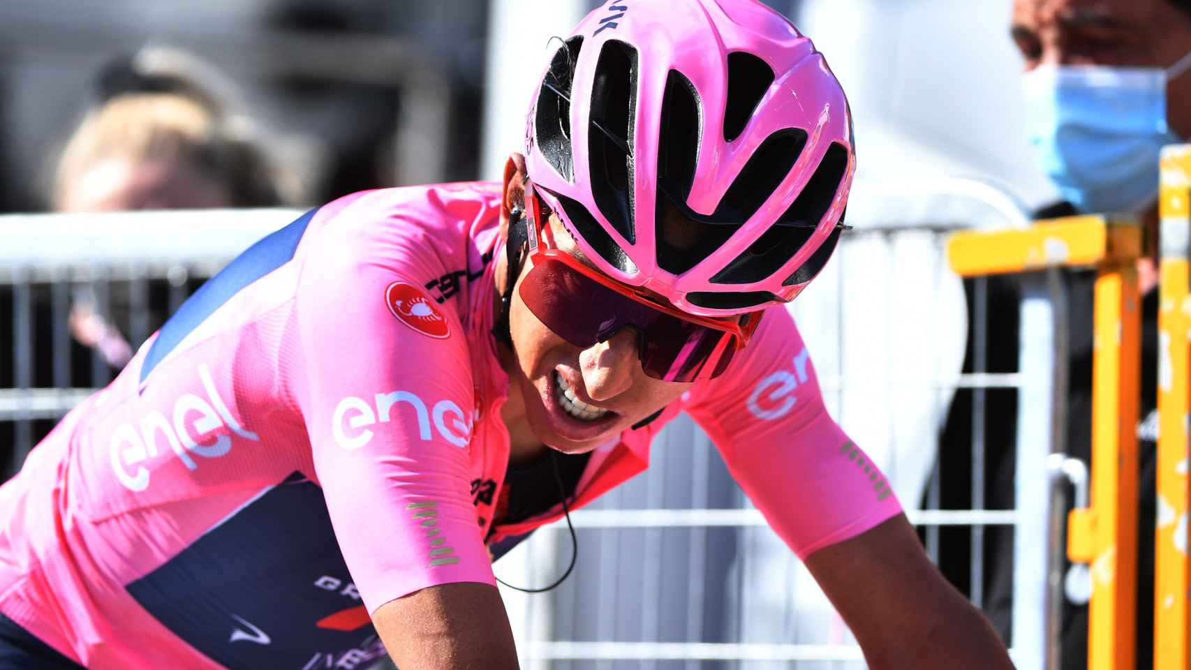 Egan Bernal, sufriendo en Sega di Ala en el Giro de Italia 2021