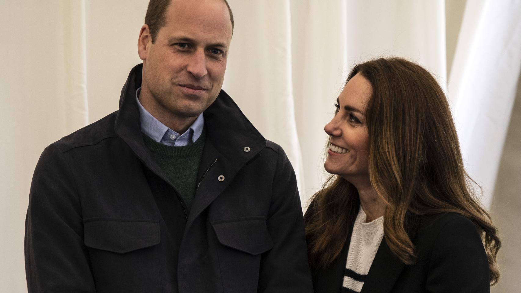 La duquesa de Cambridge mira a su marido en el escenario donde se conocieron y donde surgió su amor.