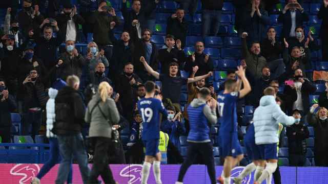 El Chelsea celebra con sus aficionados en Stamford Bridge