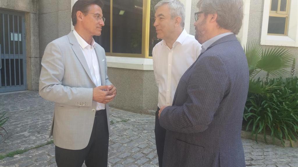 Luis Salvador con Fran Hervías en un encuentro en Granada con Luis Garicano en 2019.