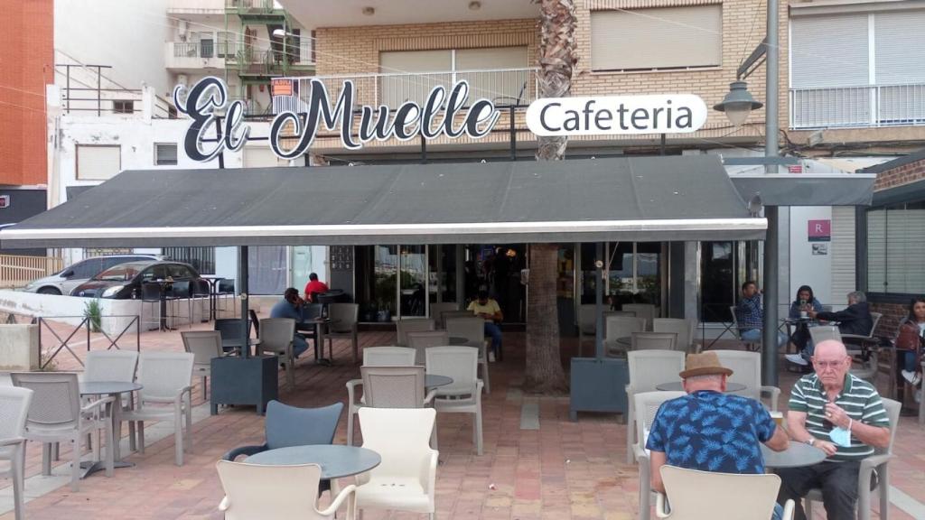 Unos clientes en la terraza de la Cafetería El Muelle que a diario se ocupaba Labri de retirar antes de cerrar.