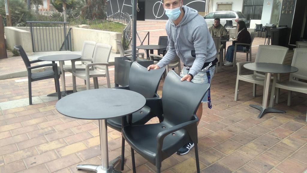 Labri, antes de ser detenido, ayudando a montar la terraza de la Cafetería El Muelle.