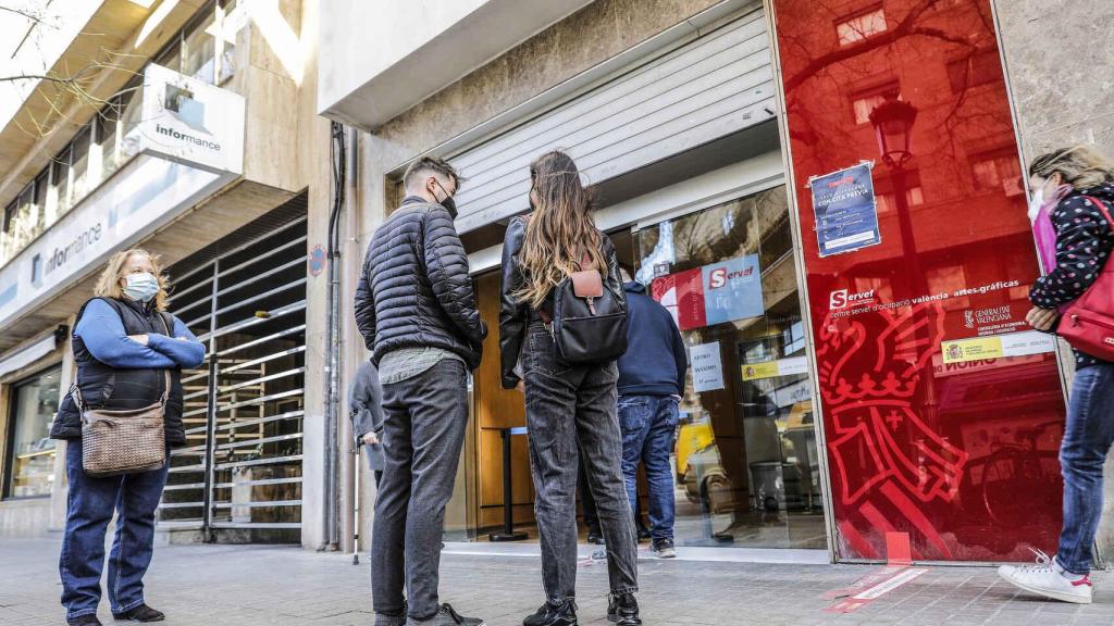 Cola del paro en Valencia.