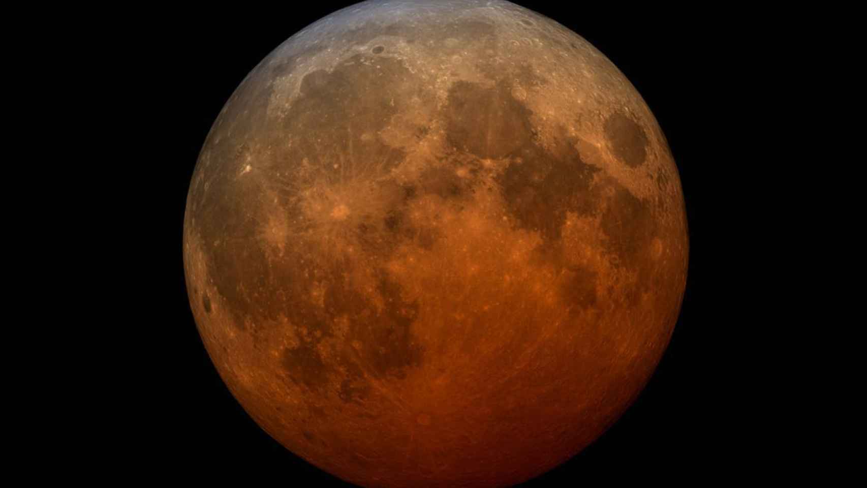 Visualización telescópica del eclipse total de luna (roja) de 2021.