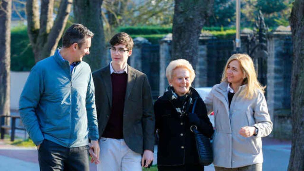 Pablo Urdangarin, junto a sus padres y abuela en Vitoria.