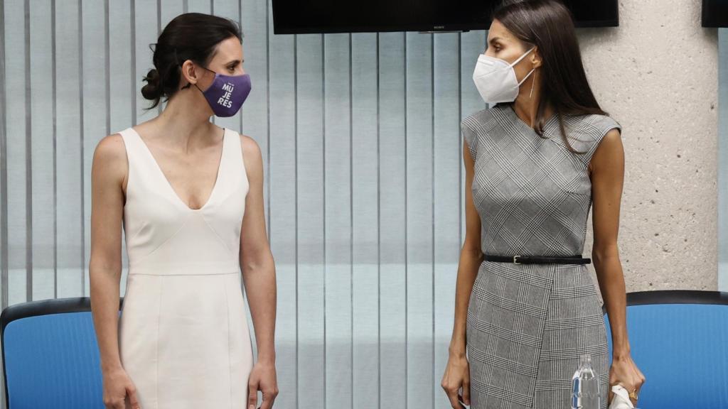 Como complemento, la Reina ha optado por el bolso de Furla, modelo Metrópolis.