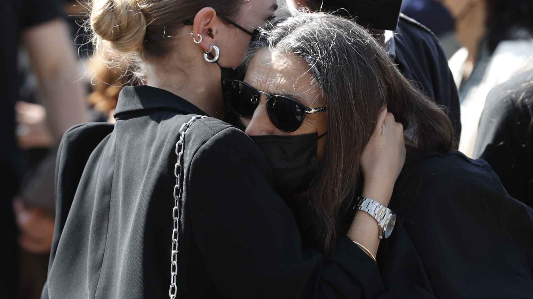 Ángela Molina se derrumba en el entierro de su madre: las imágenes de la triste despedida