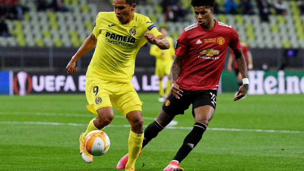 Carlos Bacca, en un partido de la temporada 2020/2021