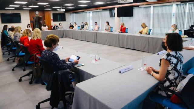 Imagen de la reunión de trabajo de Fedepe presidida por la reina Letizia