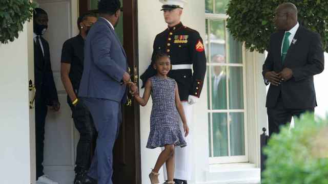 Gianna Floyd, hija de George Floyd, en la Casa Blanca con más familiares del fallecido.