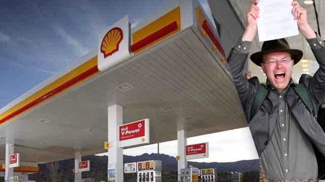 La petrolera Shell y Donald Pols, director de la ONG Milieudefensie, con el veredicto a la salida del juzgado.