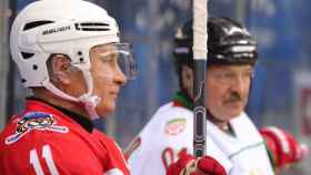Alexander Lukashenko, el presidente de Bielorrusia, y Vladimir Putin, presidente de Rusia, juegan al hockey.