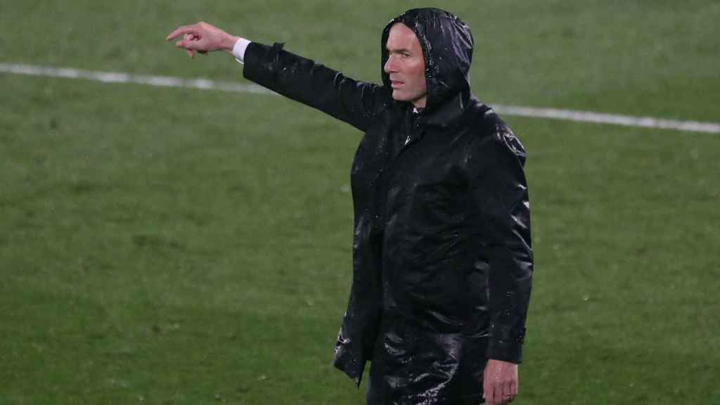 Zinedine Zidane, bajo la lluvia de Valdebebas