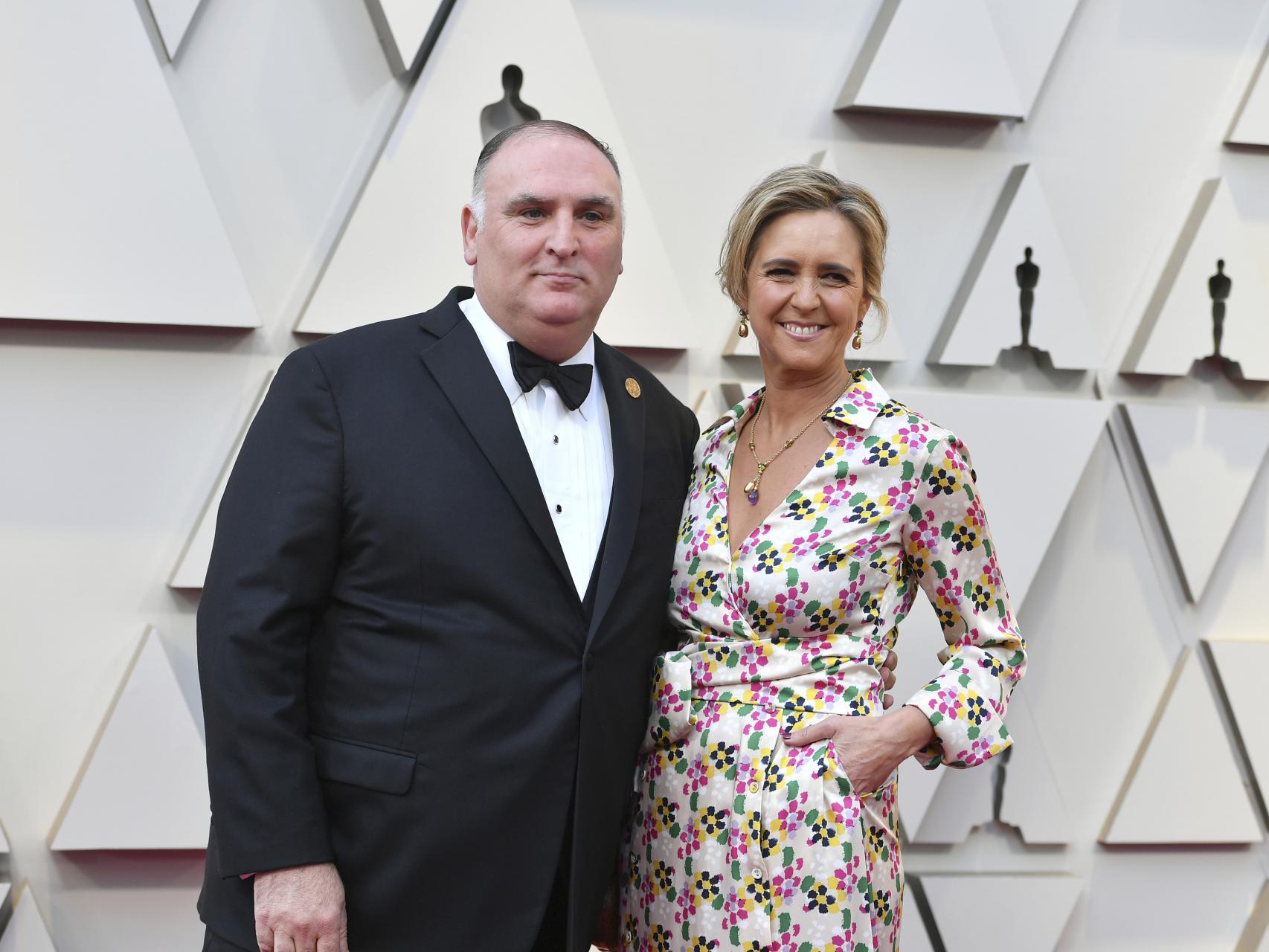 El chef José Andrés junto a su esposa en la alfombra roja de los Oscar en 2019.