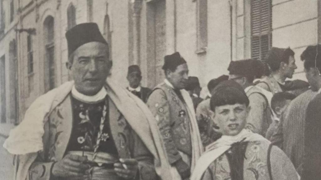 Un adolescente Camilo Sesto y su padre posan frente a la casa que albergará el museo.