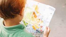 Un niño explota su imaginación con un mapa de aventuras.
