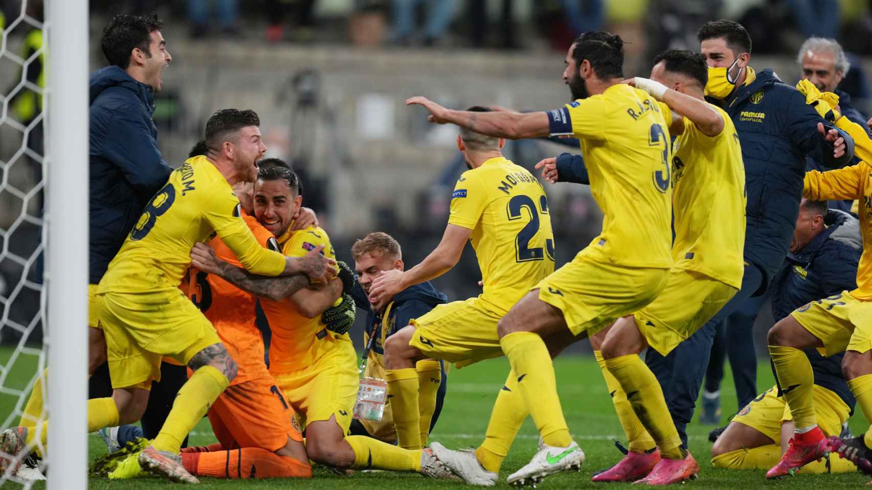 Los jugadores del Villarreal celebran con Rulli su parada ante De Gea en los penaltis