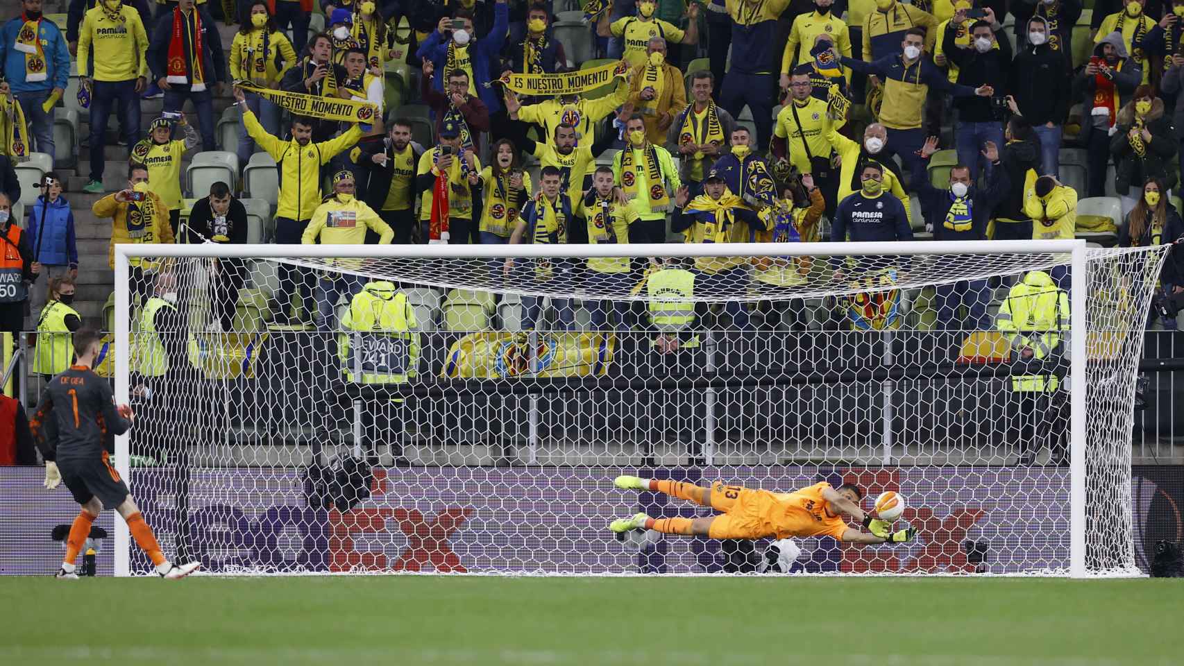 Rulli, el héroe de la final de la Europa League rodeado por sus compañeros del Villarreal