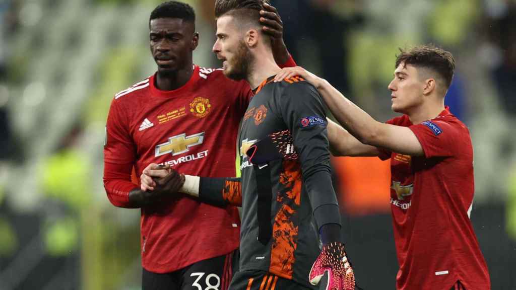 Los jugadores del Manchester United consuelan a David de Gea
