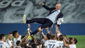 Zidane, manteado por los jugadores del Real Madrid tras ganar La Liga 2019/2020