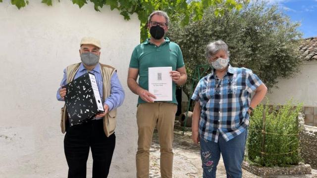 El concejal de cultura Josué López recoge la colección, de manos de Ángel y Sagrario en el patio de su casa de Santa Olalla.