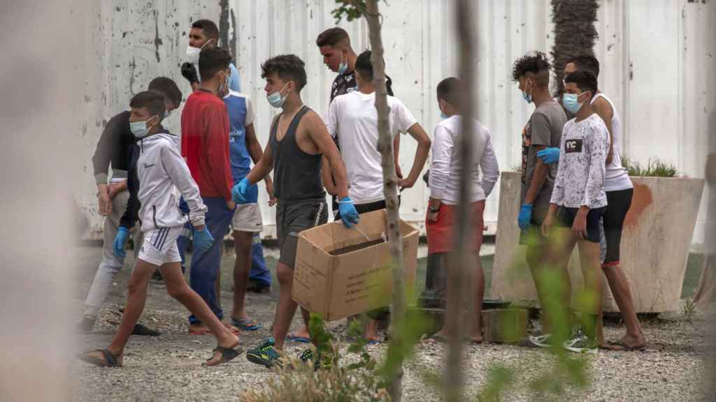 Ceuta, colapsada por 800 jóvenes a los 12 días de la invasión, pide ayuda  para identificar a los menores