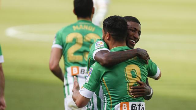 Emerson se abraza a Fekir en un partido del Betis