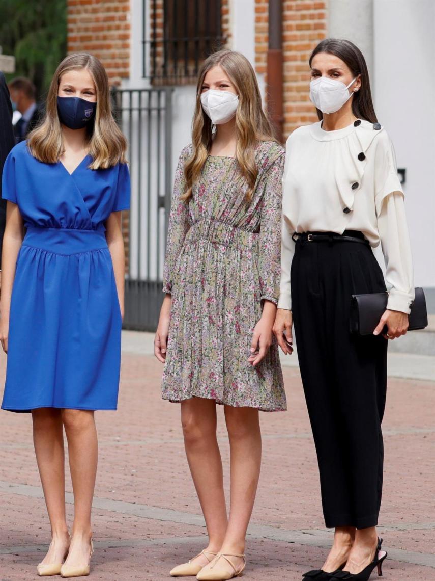 En cuanto a los complementos, la Reina se ha decantado por su clásico bolso de Nina Ricci.