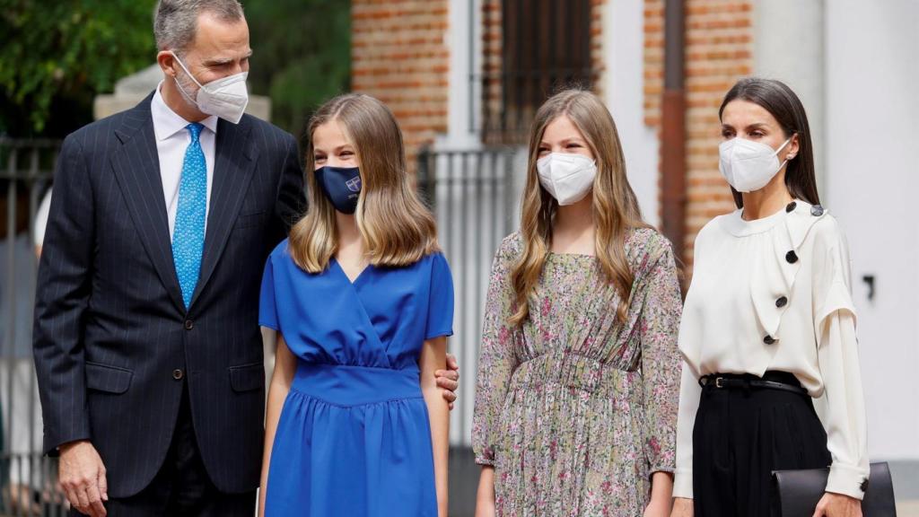 Letizia tampoco ha innovado en las joyas. Ha lucido pendientes y anillo repetido.
