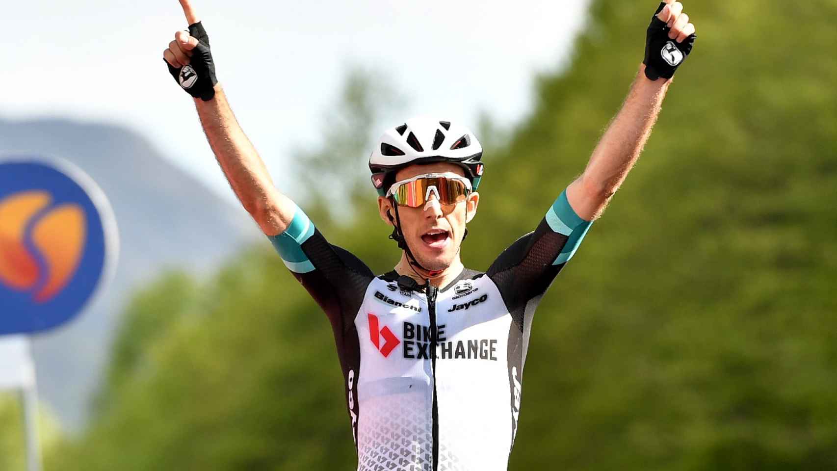 Simon Yates celebra su victoria en la 19ª etapa del Giro de Italia 2021