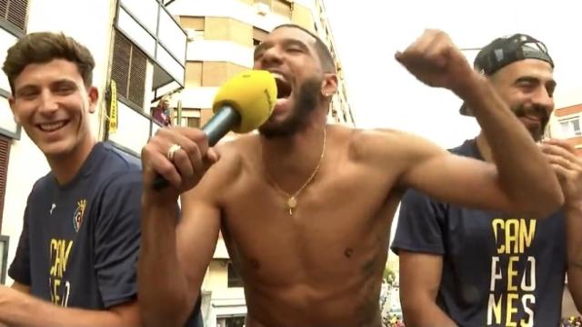 Capoue en la celebración del Villarreal de la Europa League